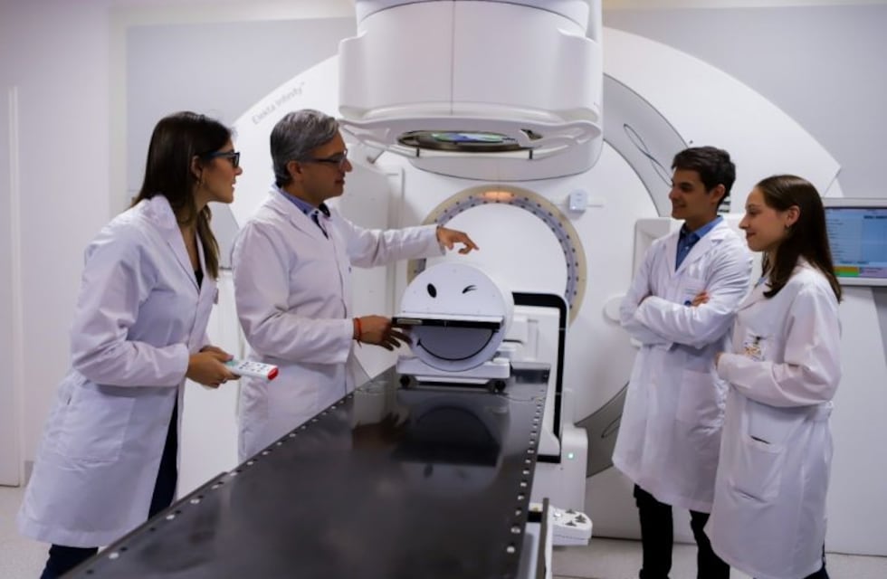 Un egresado de la UNER dirigió una intervención inédita en un trasplante de médula ósea