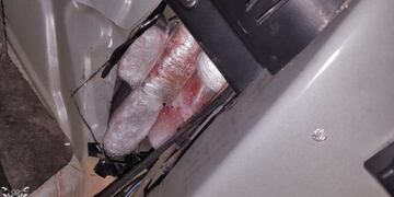 Debajo de los asientos del vehículo encontraron 84 kilos de marihuana\u002E