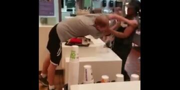 EE.UU.: atacó a una empleada de McDonald's porque no tenía sorbetes