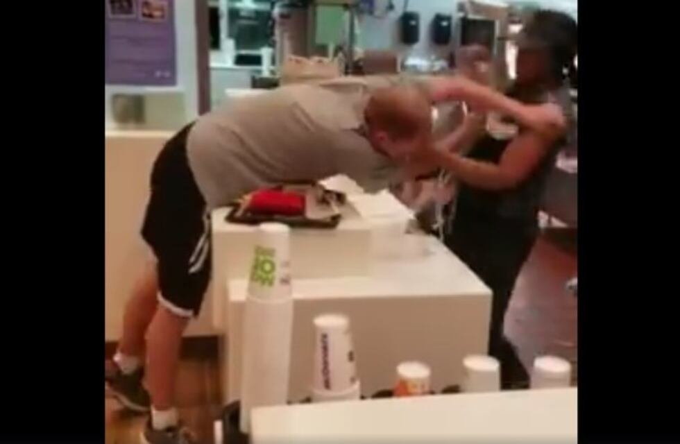EE.UU.: atacó a una empleada de McDonald's porque no tenía sorbetes