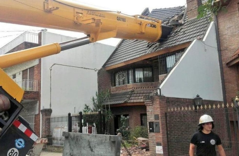 Mataderos: la familia a la que le cayó una grúa sobre el techo ya puede volver a su casa