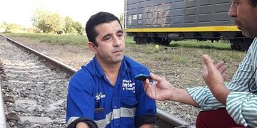 Desesperado, empleado ferroviario despedido se encadenó a las vías\u002E (FM Sensación, Coronda)