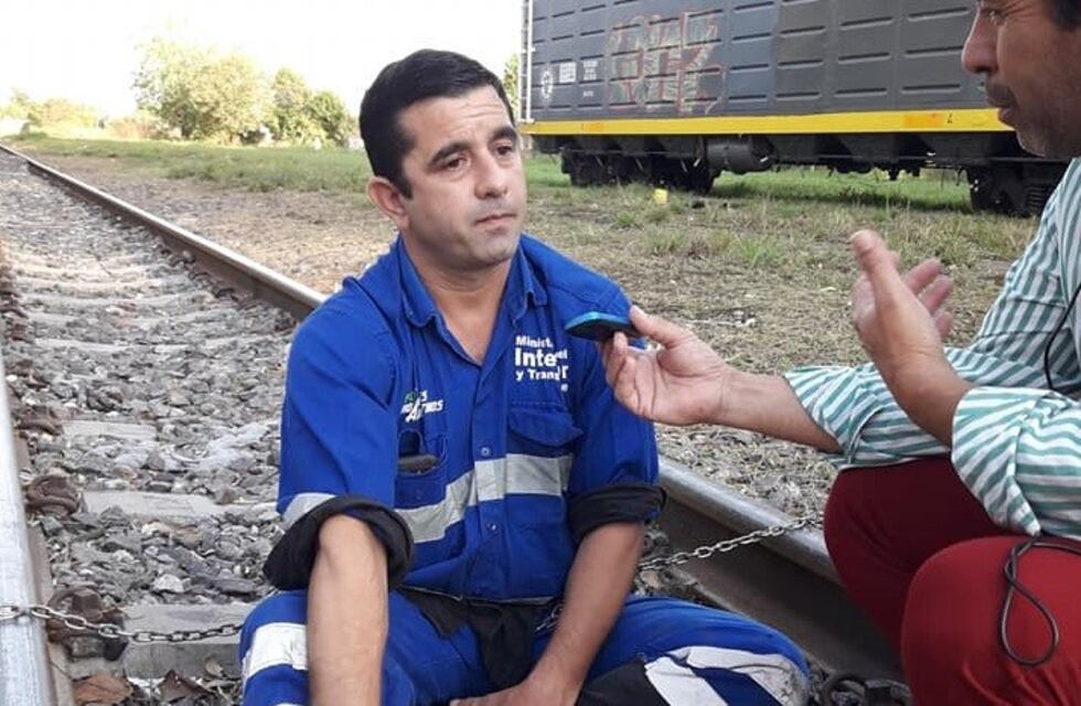 Lo despidieron sin causa del Belgrano Cargas y desesperado se encadenó a las vías