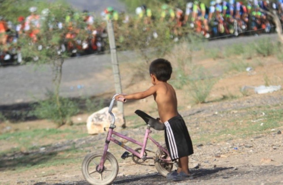 Su foto recorrió San Juan en plena vuelta ciclística y recibió un regalo inesperado