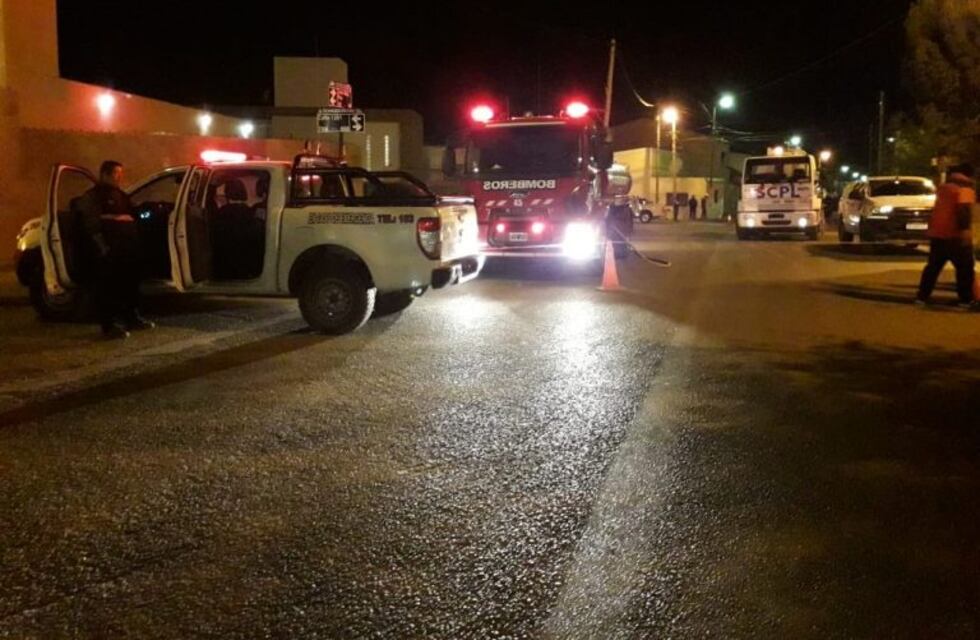 Trabajos de la Cooperativa y Camuzzi para reparar la avería de caños en Km 3