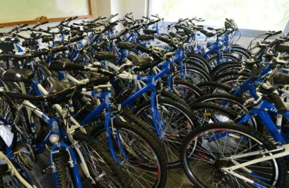 Quiénes son los beneficiarios del programa Estudiando sobre Ruedas-En bici a la Facu