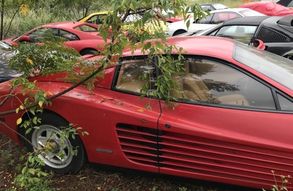 Encontraron un campo repleto de autos Ferrari abandonados