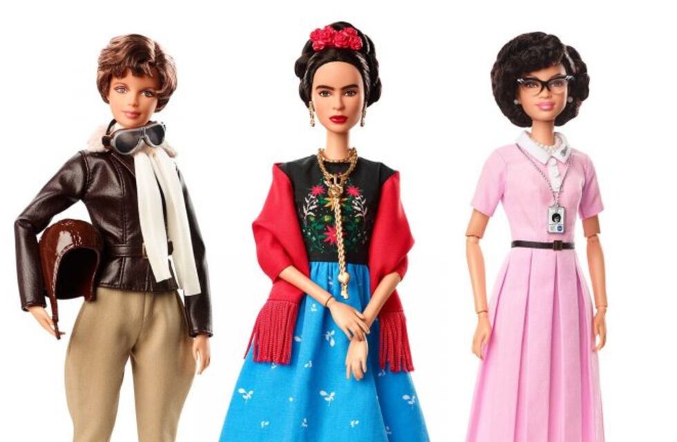 Por el Día de la Mujer, presentan muñecas Barbie de Frida Kahlo y otras 16 mujeres emblemáticas