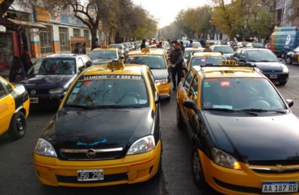 Taxistas y remiseros conducirán aislados de los pasajeros