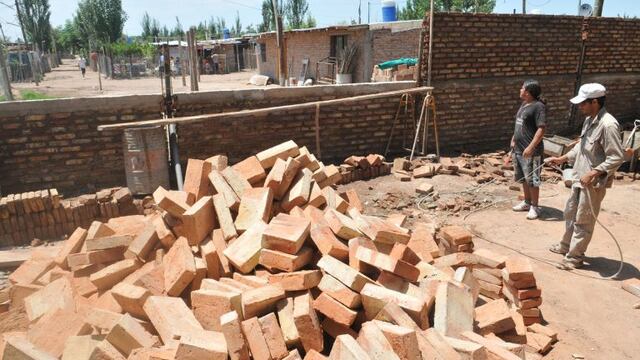 vecinos de clase media del barrio Covirpol levantan un muro para separar a la comunidad barrio de un asentamiento\r\nDYN35, MENDOZA 15/01/2013, MURO QUE DIVIDE BARRIOS VECINOS DEL BARRIO COVIPOL PIEDIERON A LA MUNICIPALIDAD DE LAS HERAS UNA SOLUCION PARA TERMINAR CON LA OLA DE INSEGURIDAD Y ESTA CREO UN MURO QUE DIVIDE EL BARRIO DE UN ASENTAMIENTO \r\nFOTO:DYN/LOS ANDES /CLAUDIO GUTIERREZ /OUT MENDOZA\u002E mendoza  construccion muro division barrio de un asentamiento solucion para la inseguridad robos asaltos construyen division muro entre vecinos