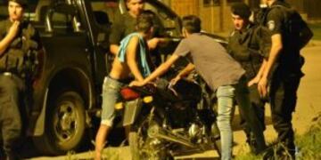 Denuncian un violento operativo de la Policu00eda de Santa Fe.