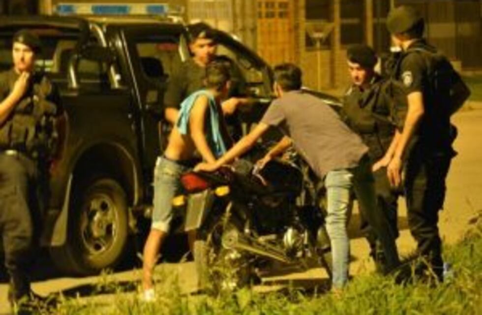 Denuncian que les llevaron el auto sin razón en un violento operativo policial