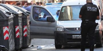 La Policía de la Ciudad debió acordonar la zona para que atiendan al operario herido. Foto: Archivo.