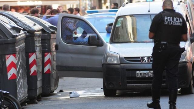 La Policía de la Ciudad debió acordonar la zona para que atiendan al operario herido. Foto: Archivo.