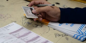 BUENOS AIRES 19/07/2015, ELECCIONES PORTEÑAS 2015\u002E\r\nFOTO:DYN/JAVIER BRUSCO\u002E buenos aires elecciones jefe de gobierno porteño 2015 segunda vuelta balotaje votacion padrones mesas votantes votos