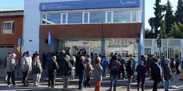 AME9940\u002E EL ALTO (BOLIVIA), 03/04/2020\u002E- Un policía boliviano revisa al ingreso al Banco de ciudadanos este viernes, en El Alto (Bolivia)\u002E Bolivia vive este viernes el primer día del cobro de bonos sociales específicos por la crisis de la COVID-19, lo que volvió a sacar a las calles a ancianos, el grupo más vulnerable de contagio, para hacer largas filas en los bancos en medio de una cuarentena\u002E EFE/ Martin Alipaz