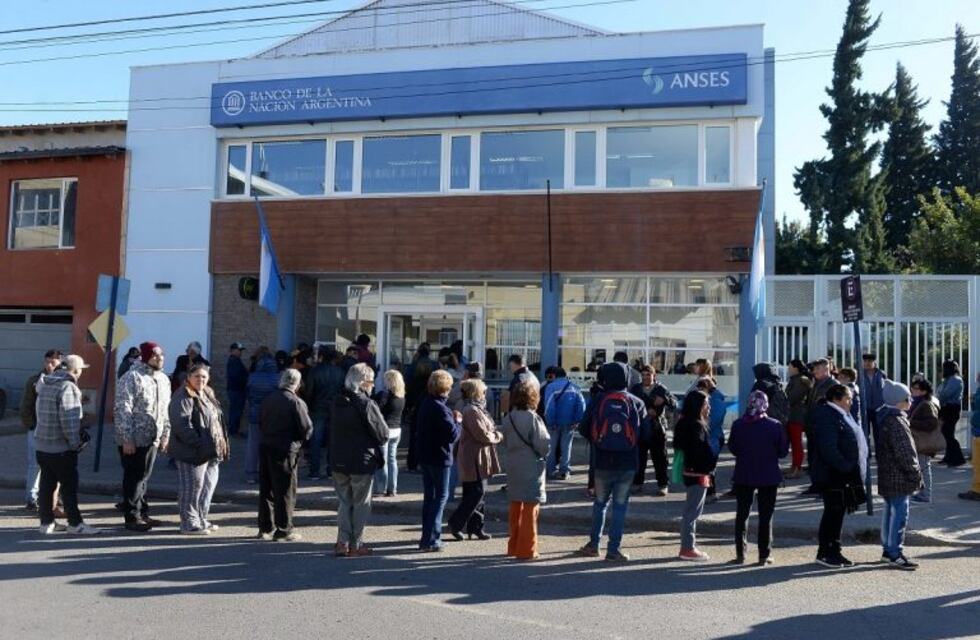 Se registraron largas filas de personas en los bancos de Bariloche