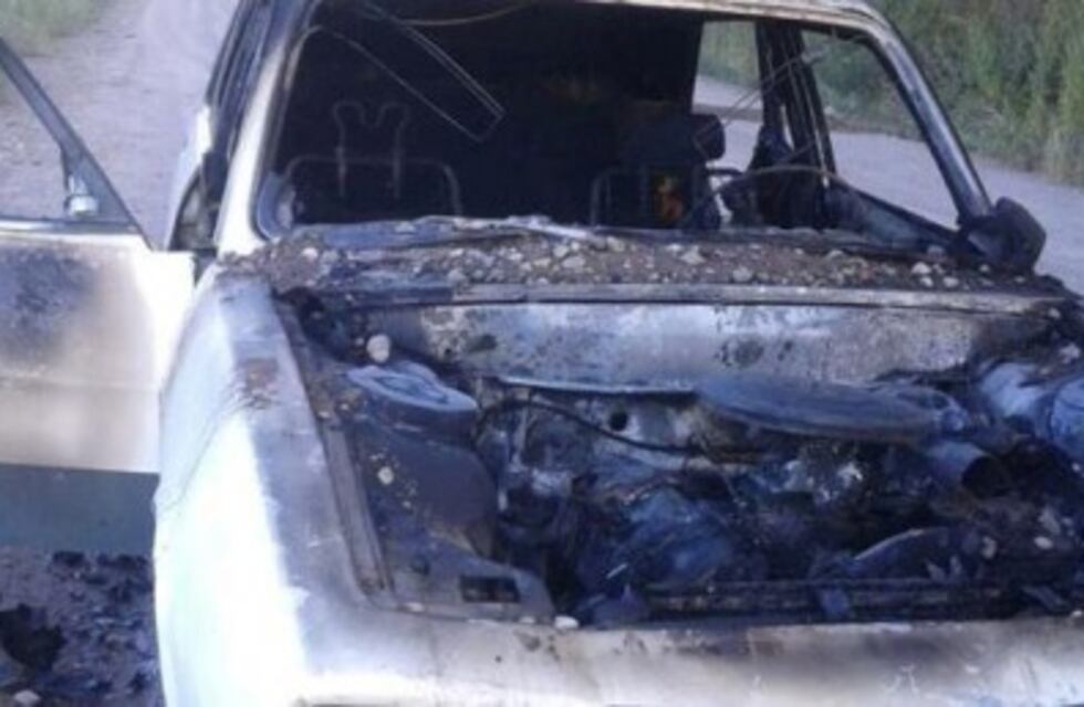 Se incendió el auto mientras manejaba y se salvó de milagro