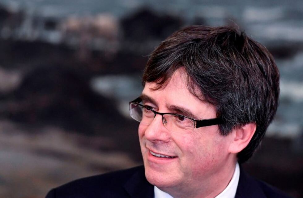 Puigdemont besó una bandera española tras ser provocado por un joven