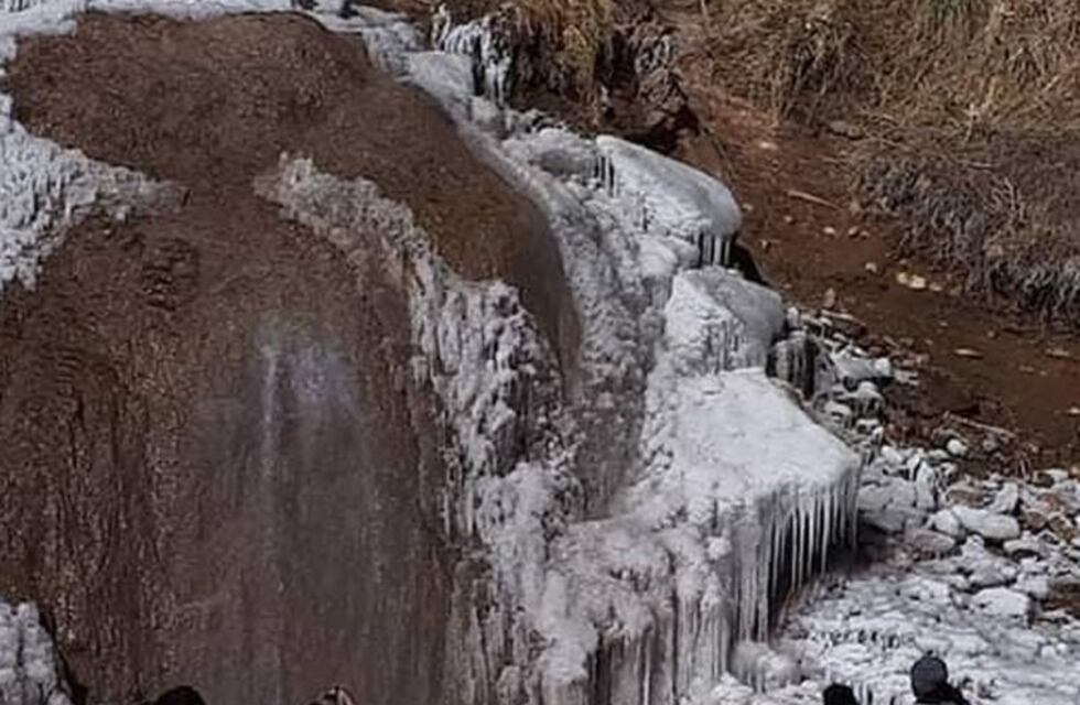 Por el frío extremo se congeló una cascada en Malargüe