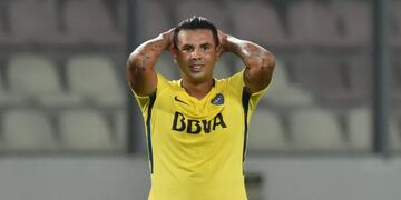 Argentinian Boca Juniors Edwin Cardona reacts in dejection during a Copa Libertadores football match against Peruvian Alianza Lima in Lima on March 1, 2018\u002E\r\n\r\n / AFP PHOTO / LUKA GONZALES peru lima Edwin Cardona futbol copa libertadores 2018 futbolistas partido alianza lima vs boca juniors