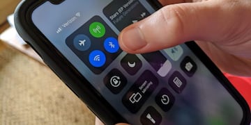 USA1088\u002E SAN FRANCISCO (CA, EEUU), 17/04/2020\u002E- Fotografía sin fechar que muestra a un usuario de iPhone mientras activa la opción de Bluetooth en su teléfono móvil en San Francisco, California (EEUU)\u002E La conocemos desde hace años y la llevamos todos en el bolsillo, a veces activada, a veces desactivada, pero esta tecnología aparentemente anodina podría convertirse en nuestro mejor aliado en la lucha contra el COVID-19: hablamos del Bluetooth\u002E EFE/ Marc Arcas