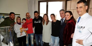 Messi y Suárez visitaron un hospital de niños de Barcelona (Foto: Twitter/@FCBarcelona)