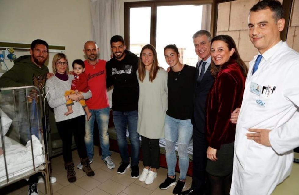 Messi y Suárez visitaron un hospital de niños de Barcelona