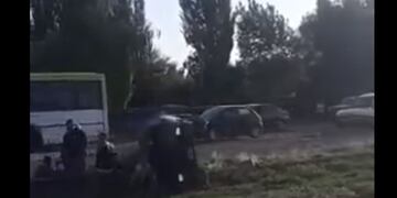 Dos automóviles se tocaron y volcaron en el Acceso Este\u002E