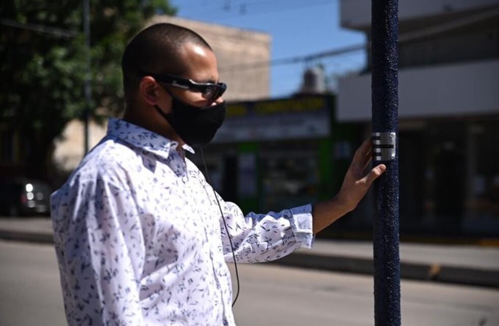 Sistema Braile en las paradas de trolebuses en Córdoba