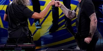 LWS103\u002E OAKLAND (EE\u002EUU\u002E), 05/06/2019\u002E- James Hetfield (d) y Kirk Hammett (i) de Metallica reaccionan en su presentación antes del partido de las finales de la NBA, juego tres entre los Toronto Raptors y los Golden State Warriors en el Oracle Arena en Oakland, California, el 5 de junio de 2019\u002E EFE / MONICA DAVEY / PROHIBIDO SU USO POR SHUTTERSTOCK