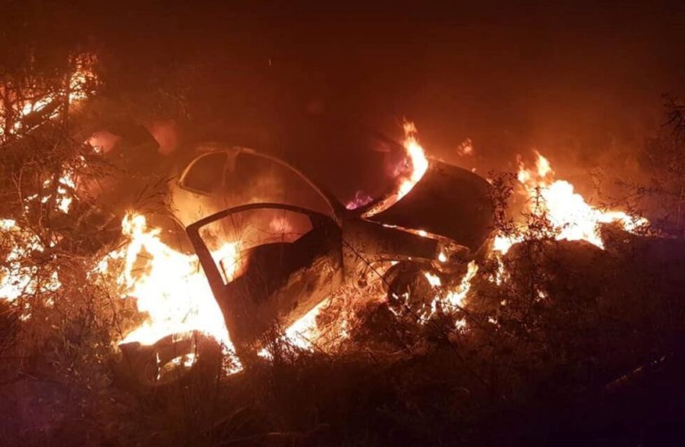 Cura Brochero: un auto apareció prendiéndose fuego a orillas de la ruta