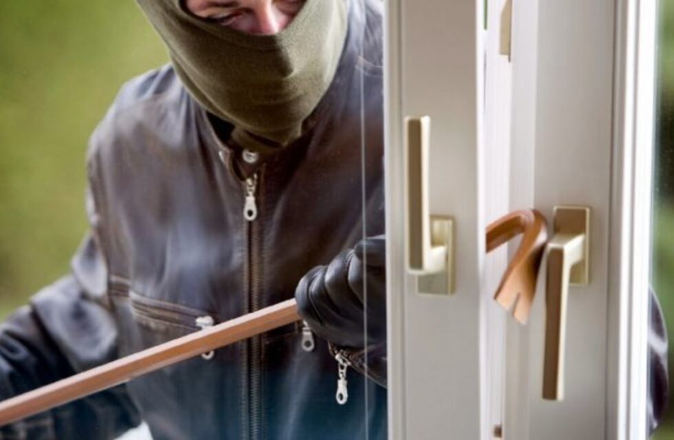 Le entraron a robar a una mujer y minutos después detuvieron a los delincuentes