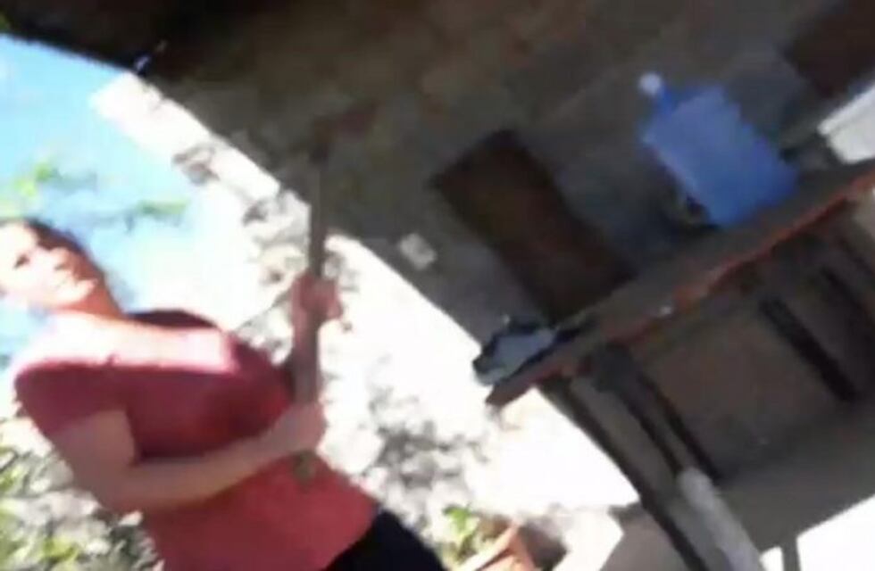 Su esposo la engañó con una vecina y ella le exigió la verdad amenazándolo con un hacha