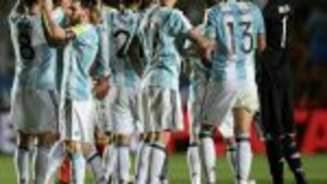 Argentine players celebrate at the end of their 2018 FIFA World Cup qualifier football match against Colombia in San Juan, Argentina, on November 15, 2016. / AFP PHOTO / Juan Mabromata san juan eliminatorias campeonato mundial 2018 futbol futbolistas partido seleccion argentina colombia