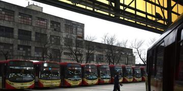 DYN08, BUENOS AIRES 14/07/2017, LOS CHOFERES DE LA Lu00cdNEA 60 DE COLECTIVOS MANTENu00cdAN ESTA MAu00d1ANA UN PARO POR TIEMPO INDETERMINADO, EN RECLAMO DE MEDIDAS DE SEGURIDAD PARA EL DESEMPEu00d1O DE SUS TAREAS\u002EFOTO:DYN/EZEQUIEL PONTORIERO\u002E buenos aires  paro huelga de los choferes de la linea 60 colectiveros de paro en reclamo de mas seguridad colectivos parados por los reclamos
