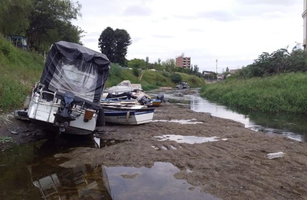 Embarcaciones encalladas en el barro: el desolador panorama del arroyo Ludueña