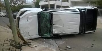 Choque y vuelco en el barrio Shincal