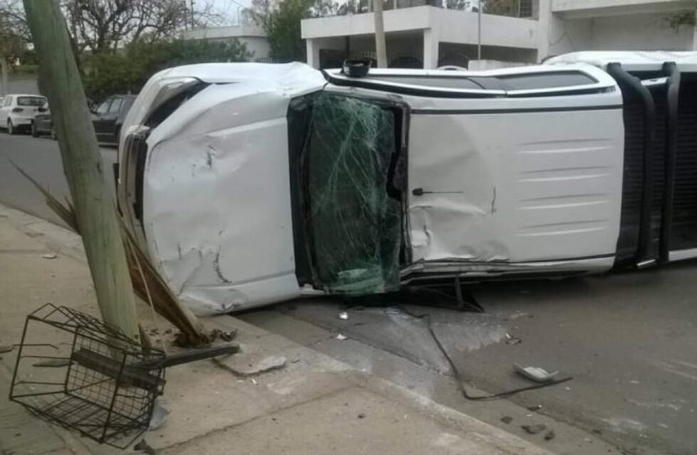 Choque y vuelco en el barrio Shincal