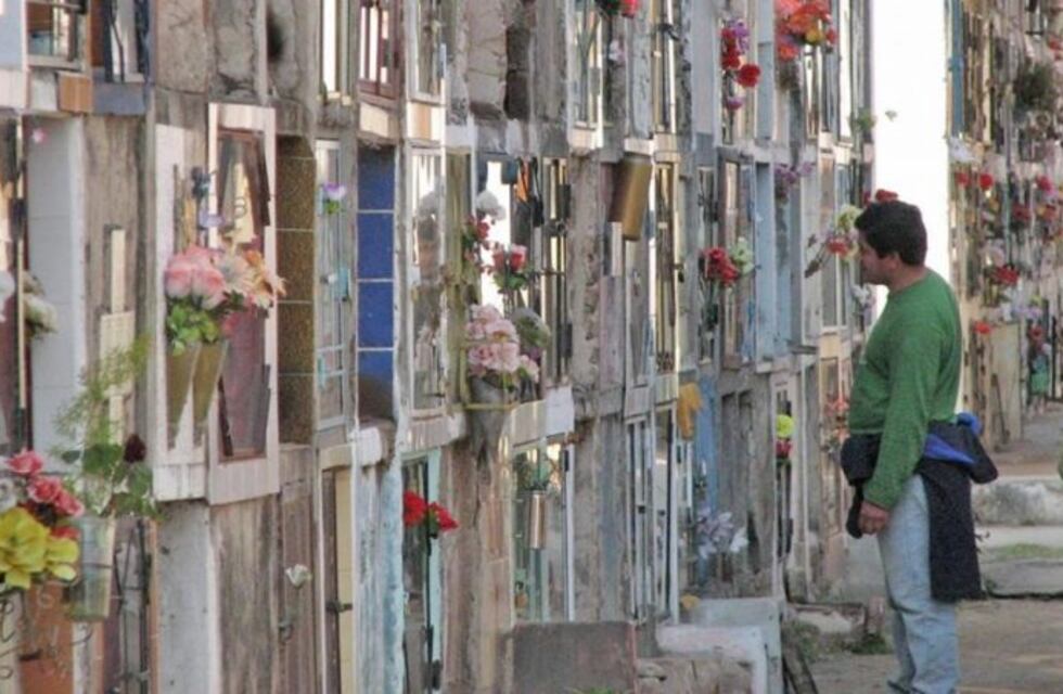 Macabro: visitó la tumba de su padre y descubrió que robaron el ataúd