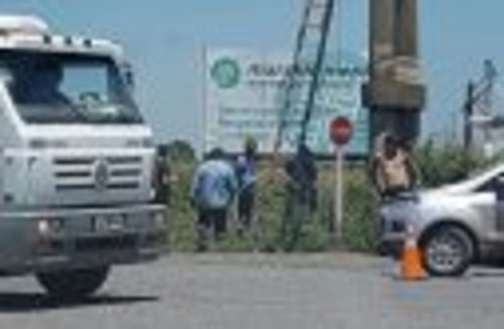 Murió electrocutado un empleado de la EPE mientras realizaba tareas de mantenimiento en Puerto San Martín