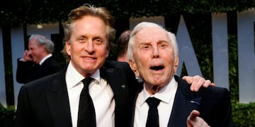 FILE PHOTO: Actor Michael Douglas (L) and his father, actor Kirk Douglas, arrive together at the 2009 Vanity Fair Oscar Party in West Hollywood, California February 22, 2009\u002E REUTERS/Danny Moloshok/File Photo