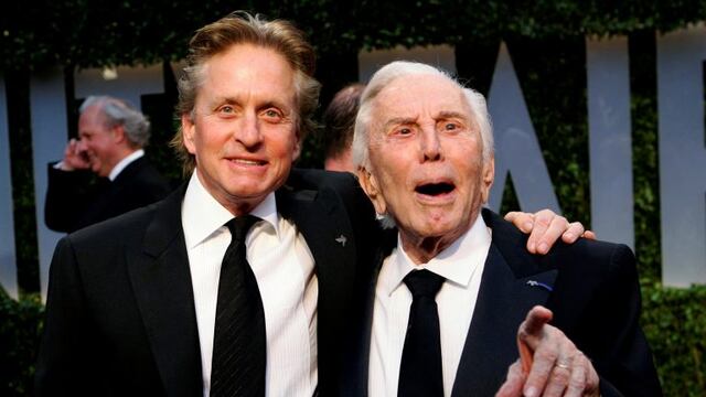 FILE PHOTO: Actor Michael Douglas (L) and his father, actor Kirk Douglas, arrive together at the 2009 Vanity Fair Oscar Party in West Hollywood, California February 22, 2009\u002E REUTERS/Danny Moloshok/File Photo