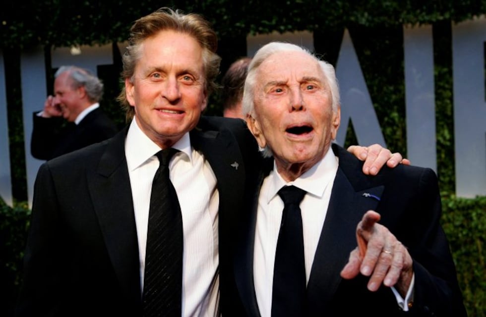 Por qué Michael Douglas no recibirá la millonaria herencia de su padre Kirk Douglas