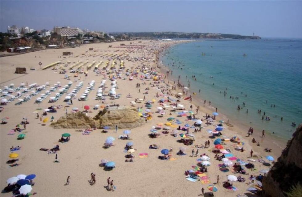 Uruguay le descontará el IVA a los turistas argentinos que viajen entre octubre y abril