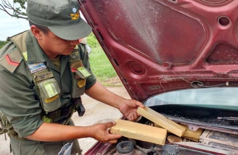 Tenía 59 kilos de marihuana escondidos en su auto