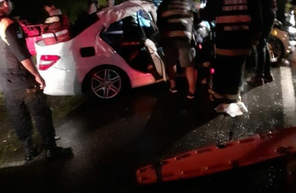 Cuatro personas terminaron heridas tras el choque de frente de dos autos en la localidad de Alto Verde