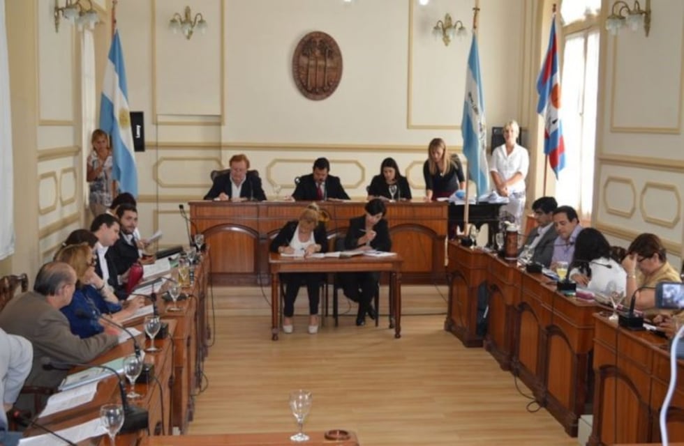 Intenso debate en el Concejo por la revisión de los pases a planta