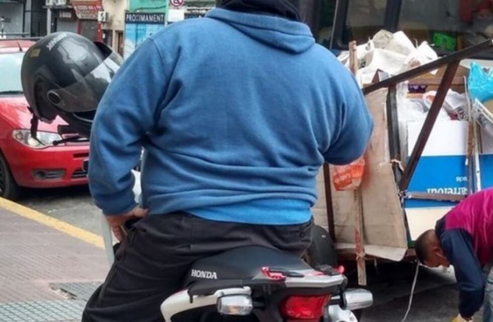 Vio a una cartonero descalzo y le regaló sus zapatillas tras salir de una internación