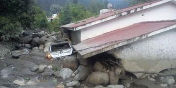 El alud produjo innumerables destrozos y dejó a las dos localidades tapadas de barro y piedras\u002E